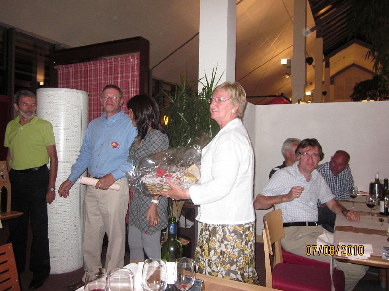 dag 2, La Roche en Ardenne - Dinant (155).jpg - Bedankt voor deze mooie attentie, dit was echt niet nodig, en bij leven en welzijn tot onze editie 2011, Nogmaals zijn jullie bedankt  voor uw deelname, Van Jos en Marie-lou